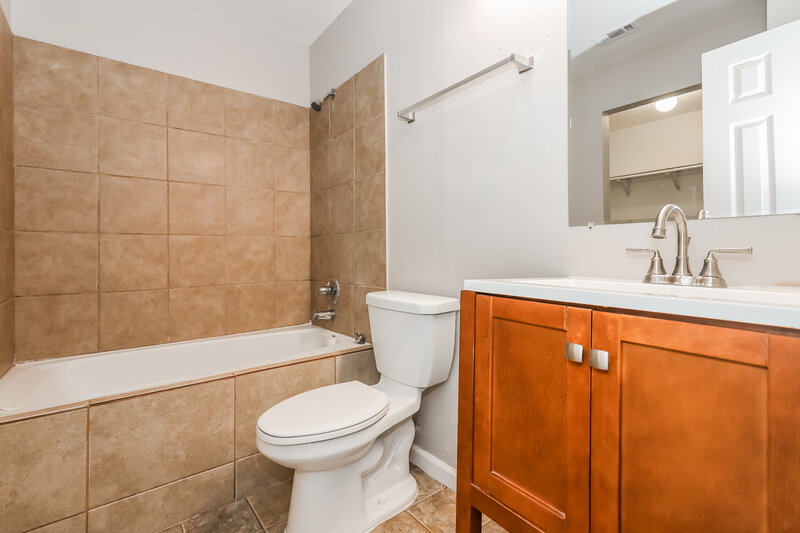 1,790/Mo, 7423 Village Lake Dr Cypress, TX 77433 Main Bathroom View