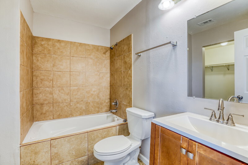 1,715/Mo, 7423 Village Lake Dr Cypress, TX 77433 Main Bathroom View