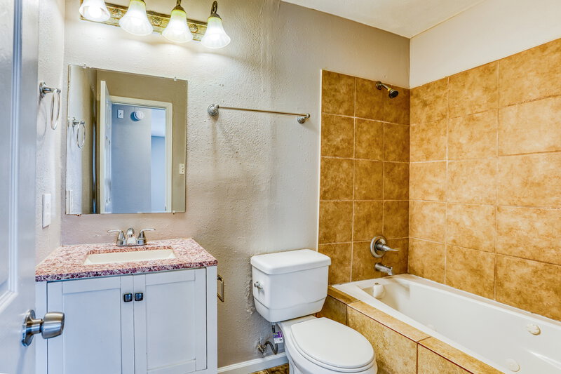 1,715/Mo, 7423 Village Lake Dr Cypress, TX 77433 Bathroom View