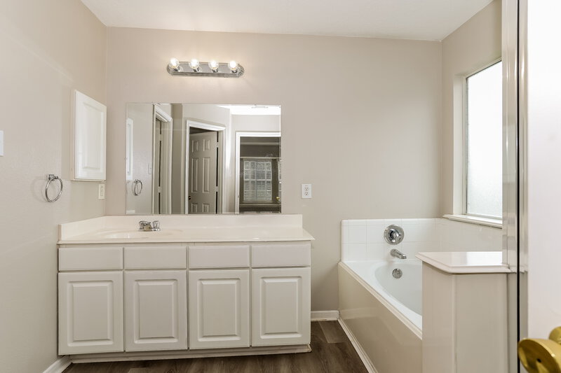 2,430/Mo, 12327 Landsdown Ridge Way Humble, TX 77346 Main Bathroom View