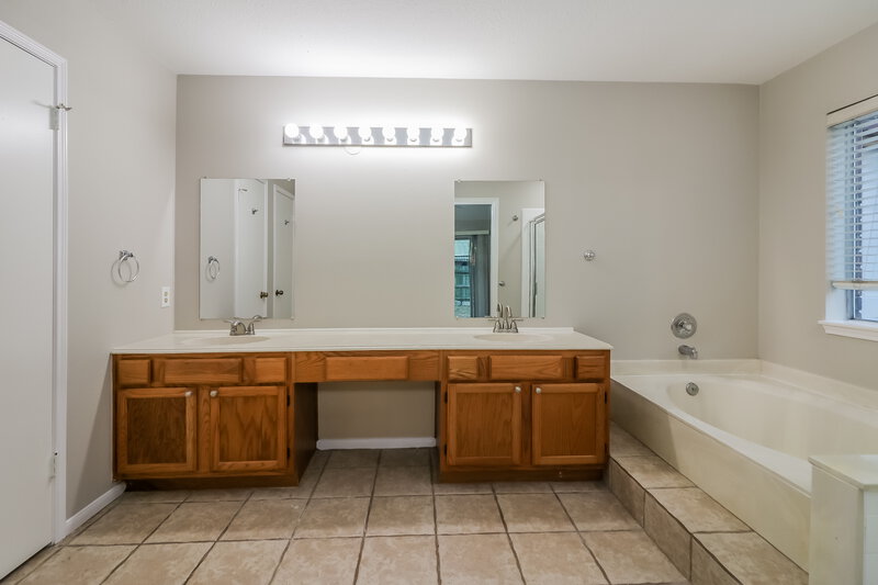 1,755/Mo, 9423 Bayou Bluff Dr Spring, TX 77379 Main Bathroom View