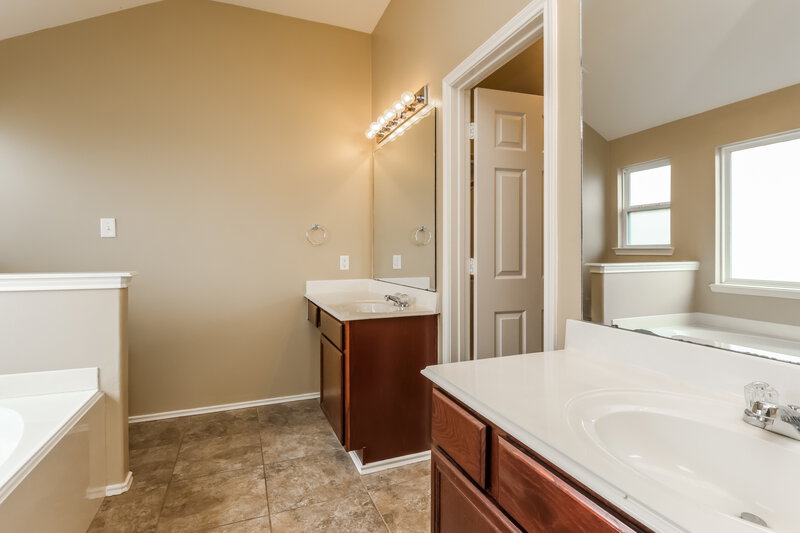 2,215/Mo, 11411 Chelsea Oak St Houston, TX 77065 Main Bathroom View
