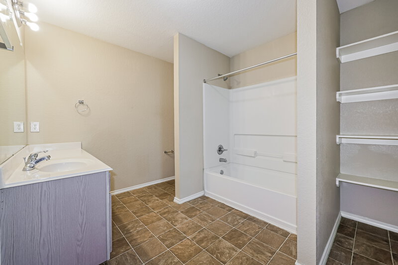1,885/Mo, 12718 Blue Timbers Ct Houston, TX 77044 Main Bathroom View