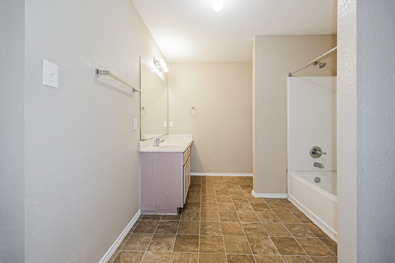 1,885/Mo, 12718 Blue Timbers Ct Houston, TX 77044 Main Bathroom View 2