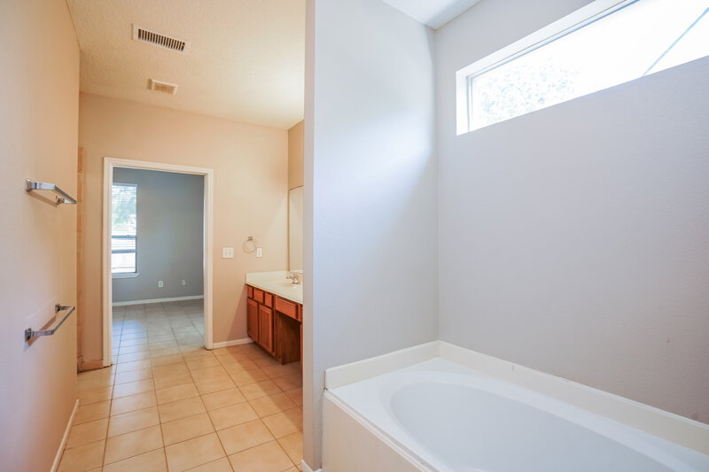 1,865/Mo, 20126 Rolling Hills Ln Katy, TX 77449 Main Bathroom View