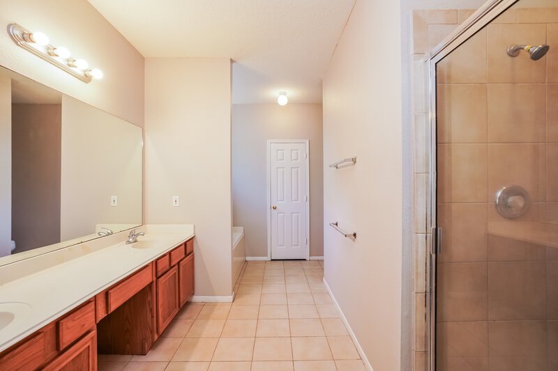 1,865/Mo, 20126 Rolling Hills Ln Katy, TX 77449 Main Bathroom View 2