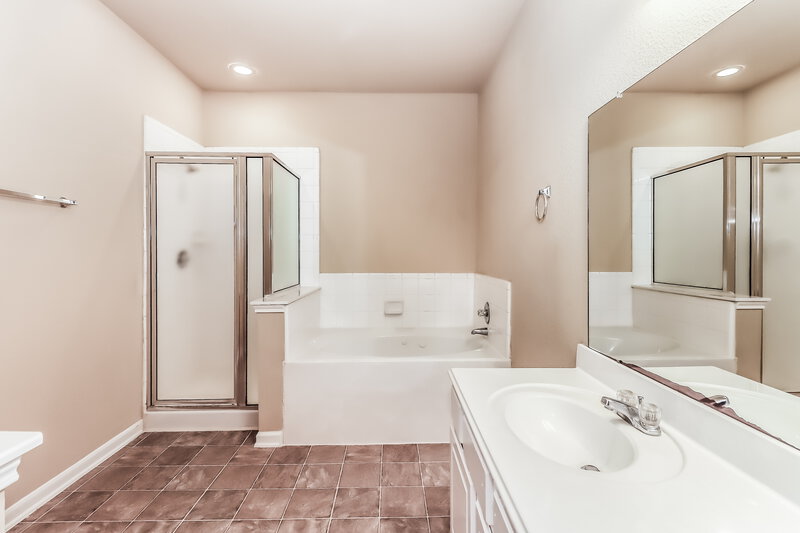 2,215/Mo, 2907 Crestbrook Bend Ln Katy, TX 77449 Main Bathroom View 2