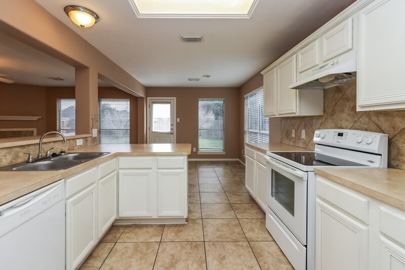 2,320/Mo, 16707 Great Oaks Glen Dr Houston, TX 77083 Kitchen View