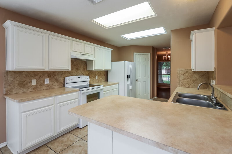 2,320/Mo, 16707 Great Oaks Glen Dr Houston, TX 77083 Kitchen View 2