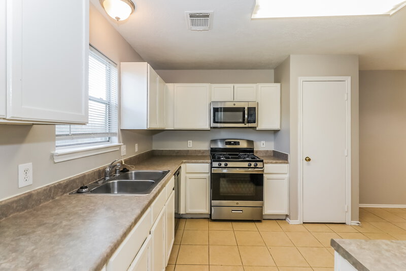 1,860/Mo, 21630 Bowcreek Ln Katy, TX 77449 Kitchen View
