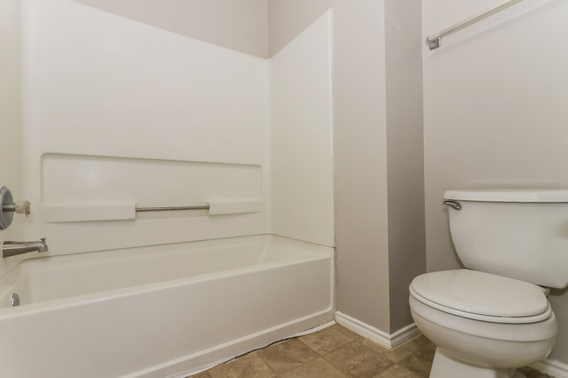 1,860/Mo, 21630 Bowcreek Ln Katy, TX 77449 Main Bathroom View