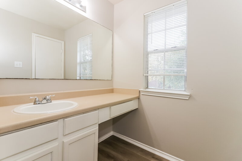 1,860/Mo, 21630 Bowcreek Ln Katy, TX 77449 Main Bathroom View 2
