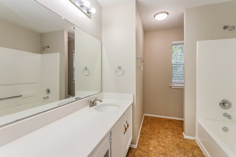1,970/Mo, 6914 Bayou Crest Dr Houston, TX 77088 Main Bathroom View