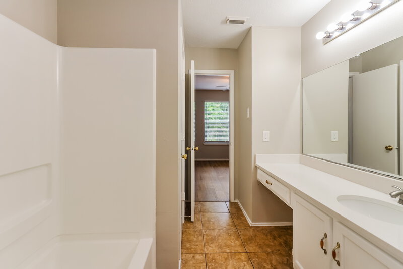 1,970/Mo, 6914 Bayou Crest Dr Houston, TX 77088 Main Bathroom View 2