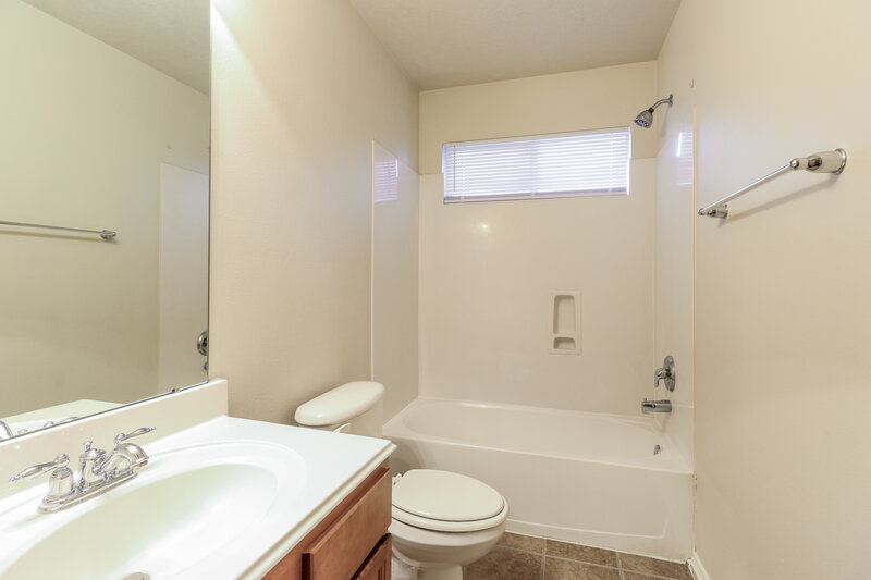 1,765/Mo, 20150 Deerbrook Park Blvd Humble, TX 77338 Main Bathroom View