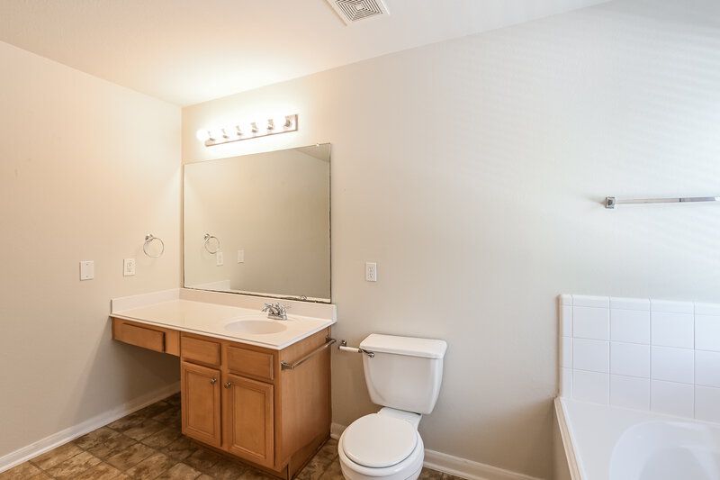 1,840/Mo, 8131 Barnes Ridge Ln Houston, TX 77072 Main Bathroom View 2