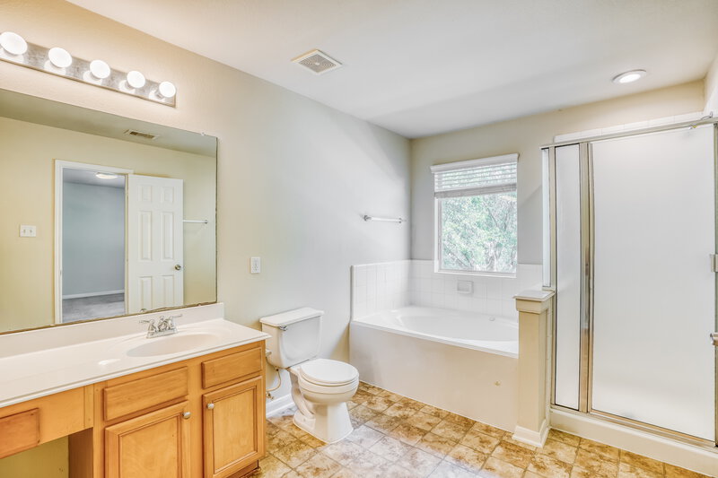 1,780/Mo, 8131 Barnes Ridge Ln Houston, TX 77072 Main Bathroom View