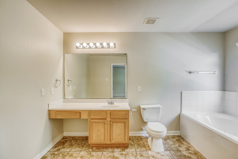 1,780/Mo, 8131 Barnes Ridge Ln Houston, TX 77072 Main Bathroom View 2