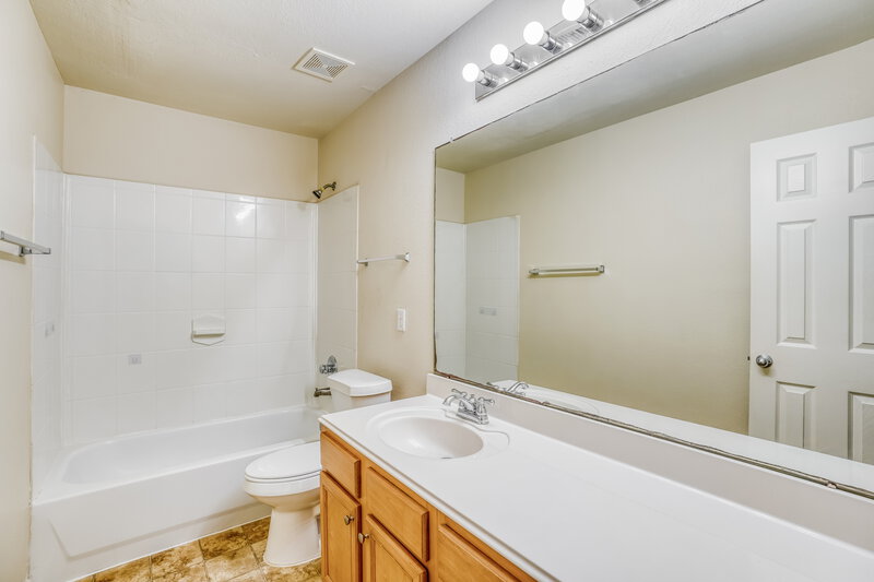 1,780/Mo, 8131 Barnes Ridge Ln Houston, TX 77072 Bathroom View