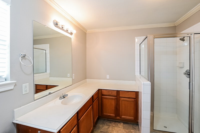 1,635/Mo, 10743 Jordan Heights Dr Houston, TX 77016 Main Bathroom View
