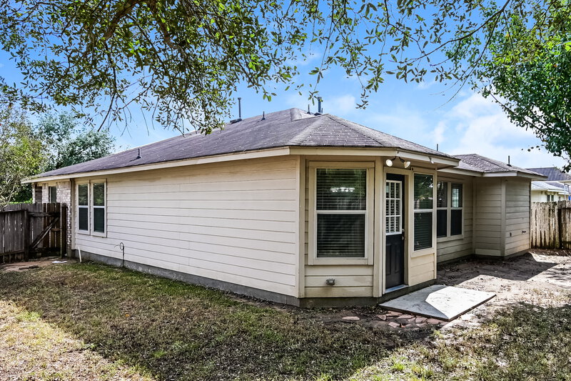 1,635/Mo, 10743 Jordan Heights Dr Houston, TX 77016 Rear View