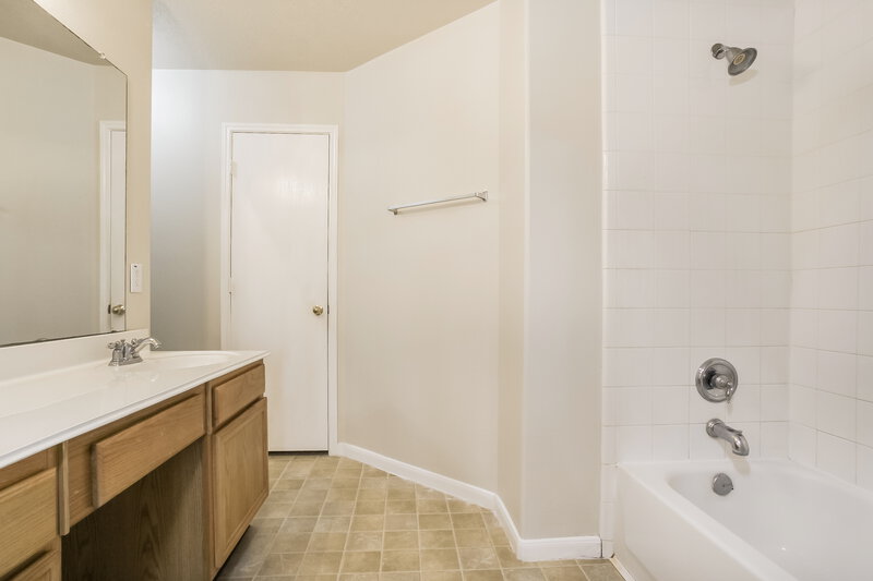 1,810/Mo, 415 Thornwilde Park Ln Houston, TX 77073 Main Bathroom View