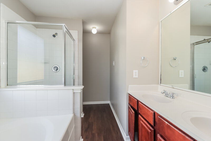 1,860/Mo, 16207 Imperial Forest Ln Houston, TX 77073 Main Bathroom View