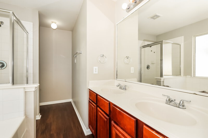 1,760/Mo, 16207 Imperial Forest Ln Houston, TX 77073 Main Bathroom View