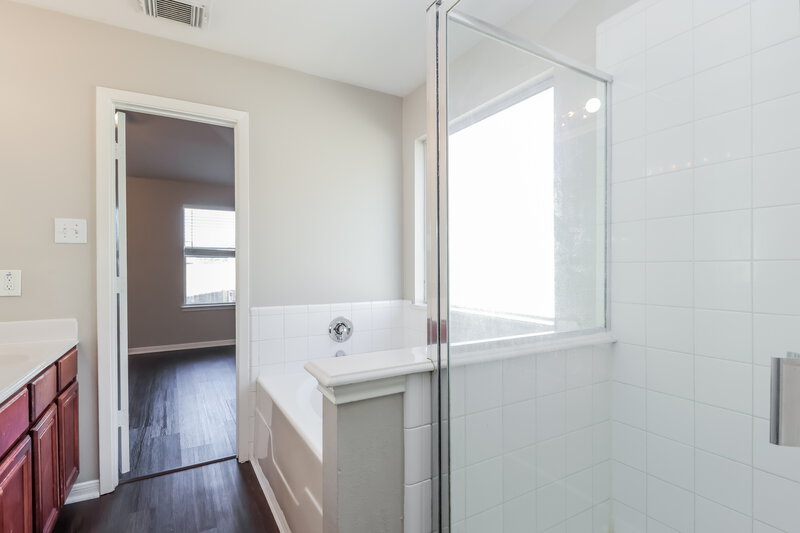 1,860/Mo, 16207 Imperial Forest Ln Houston, TX 77073 Main Bathroom View 2
