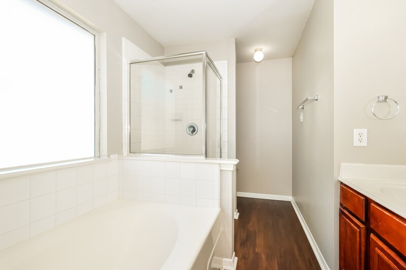 1,760/Mo, 16207 Imperial Forest Ln Houston, TX 77073 Main Bathroom View 2