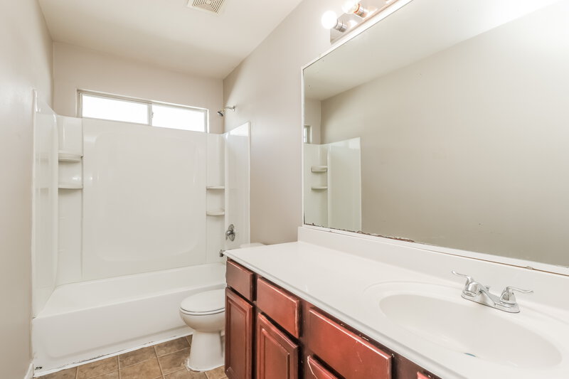 1,860/Mo, 16207 Imperial Forest Ln Houston, TX 77073 Bathroom View