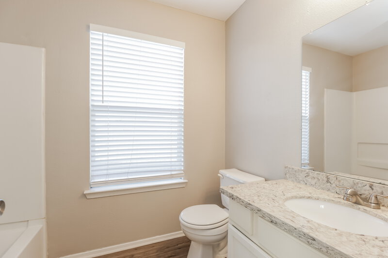 1,430/Mo, 1139 Verde Trails Dr Houston, TX 77073 Main Bathroom View