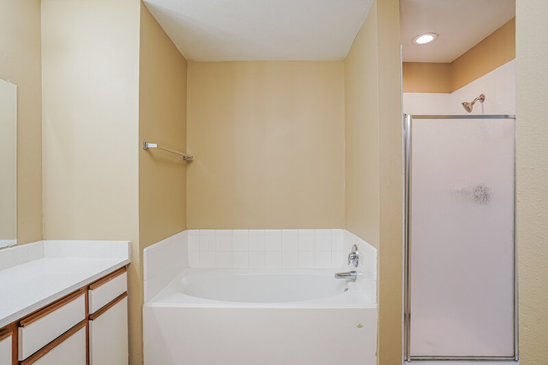 1,670/Mo, 1127 Laurel Chase Trl Houston, TX 77073 Main Bathroom View