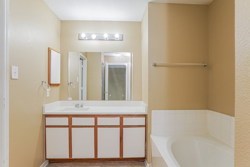 1,670/Mo, 1127 Laurel Chase Trl Houston, TX 77073 Main Bathroom View 2