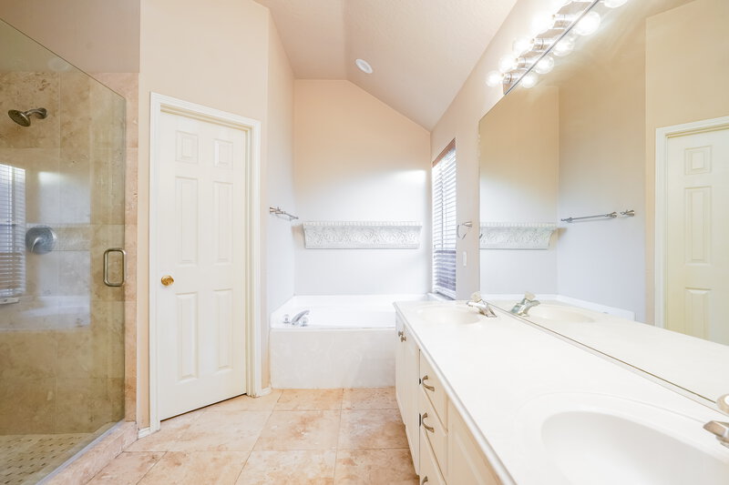 1,955/Mo, 11023 Sentry Ct Houston, TX 77065 Main Bathroom View