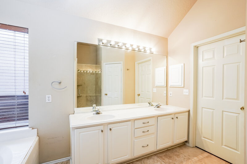 1,955/Mo, 11023 Sentry Ct Houston, TX 77065 Main Bathroom View 2