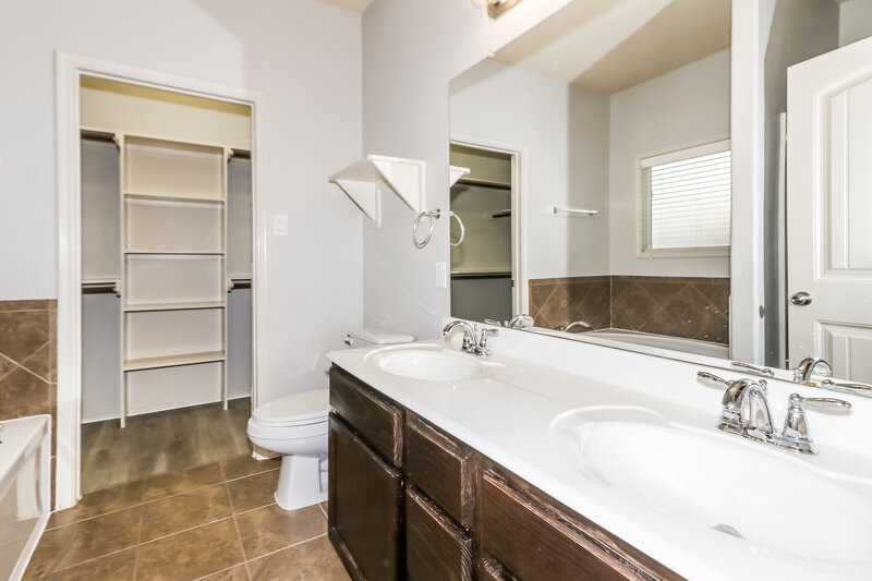 2,150/Mo, 19758 Crossfalls Ln Cypress, TX 77433 Main Bathroom View