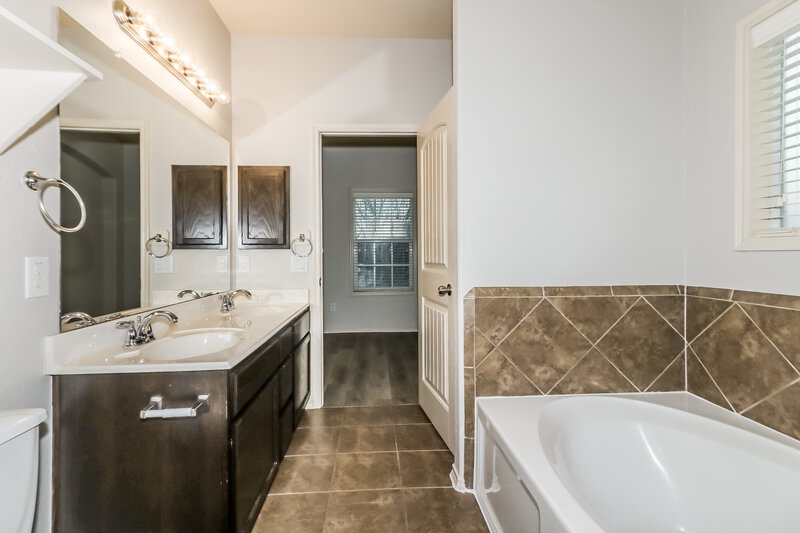 2,150/Mo, 19758 Crossfalls Ln Cypress, TX 77433 Main Bathroom View 2