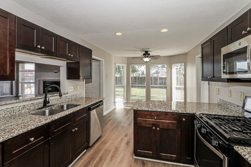 2,095/Mo, 15815 Spruce River Ct Sugar Land, TX 77498 Kitchen View