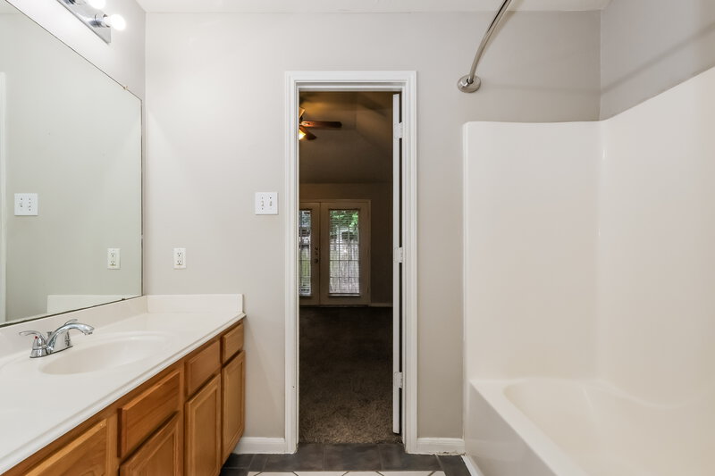 1,735/Mo, 12119 Bowsman Dr Tomball, TX 77377 Main Bathroom View 2