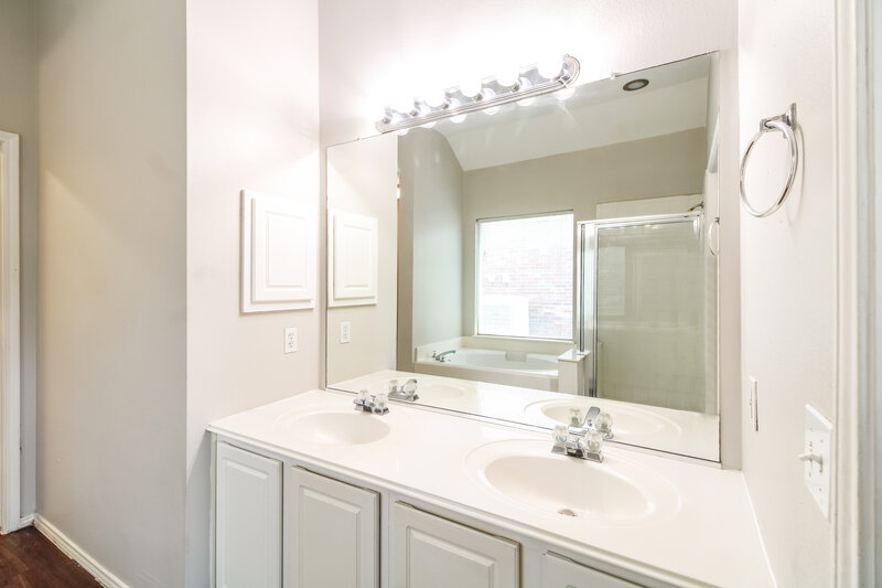 2,260/Mo, 11102 Hunting Path Ct Houston, TX 77065 Main Bathroom View