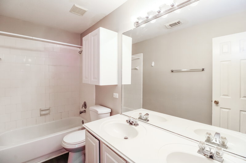 2,260/Mo, 11102 Hunting Path Ct Houston, TX 77065 Bathroom View