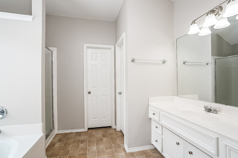 1,935/Mo, 11748 Logan Ridge Dr Houston, TX 77072 Main Bathroom View