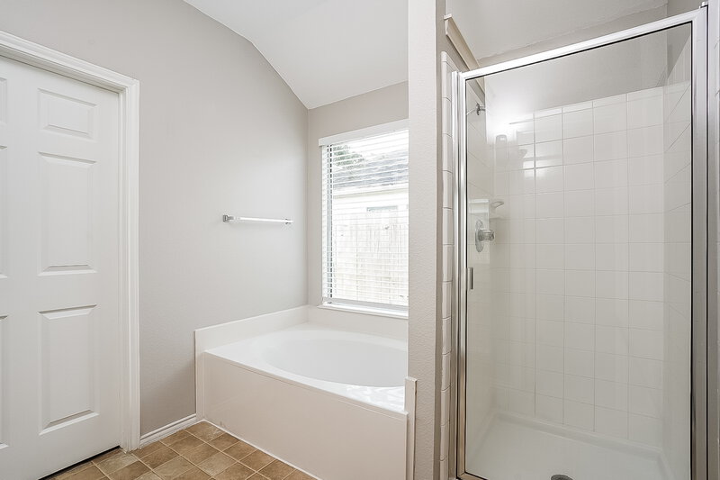 1,935/Mo, 11748 Logan Ridge Dr Houston, TX 77072 Main Bathroom View 2