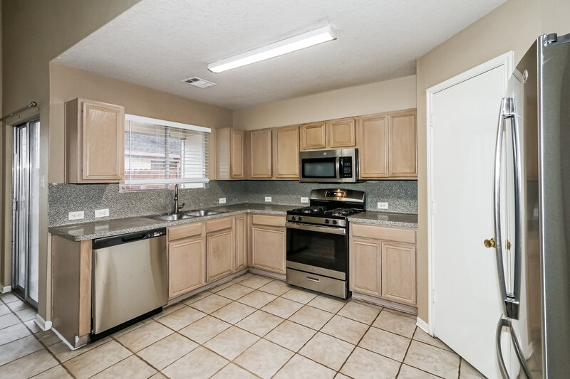 2,325/Mo, 13230 Firebrick Dr Houston, TX 77041 Kitchen View 2