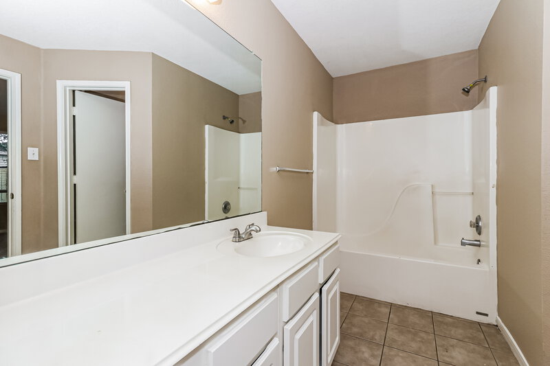 2,325/Mo, 13230 Firebrick Dr Houston, TX 77041 Main Bathroom View