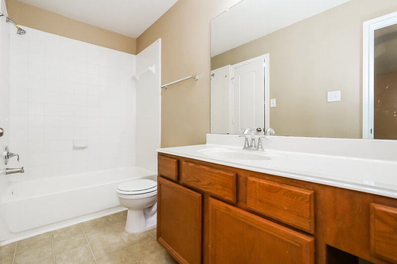 1,850/Mo, 3726 W Ashford Villa Ln Houston, TX 77082 Main Bathroom View
