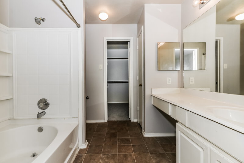 1,955/Mo, 19710 Rocky Shores Dr Tomball, TX 77375 Main Bathroom View