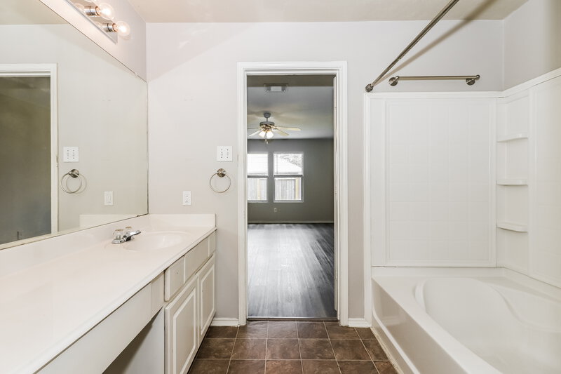 1,955/Mo, 19710 Rocky Shores Dr Tomball, TX 77375 Main Bathroom View 2