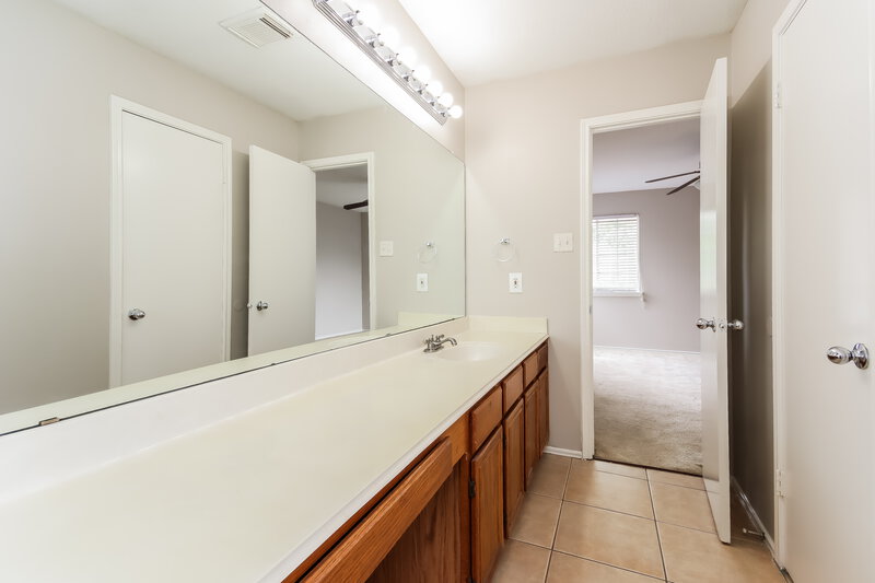 1,955/Mo, 8623 E Rachlin Cir Houston, TX 77071 Main Bathroom View